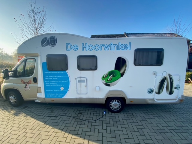 De hoorbus van de hoorwinkel komt op locatie
